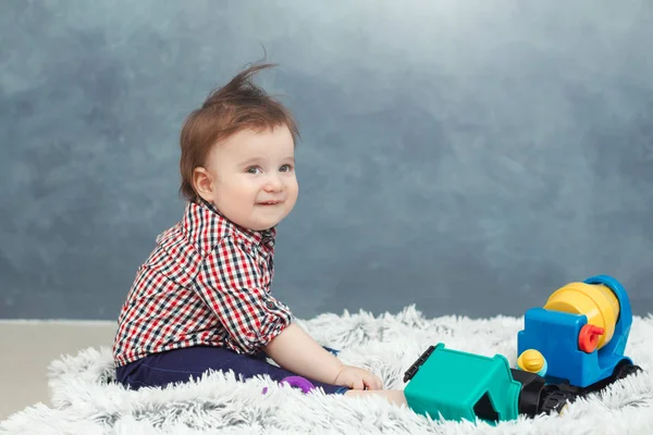 Drôle bébé tout-petit garçon à la maison — Photo