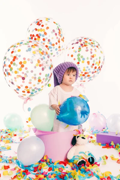 Маленький мальчик вокруг украшения дня рождения — стоковое фото