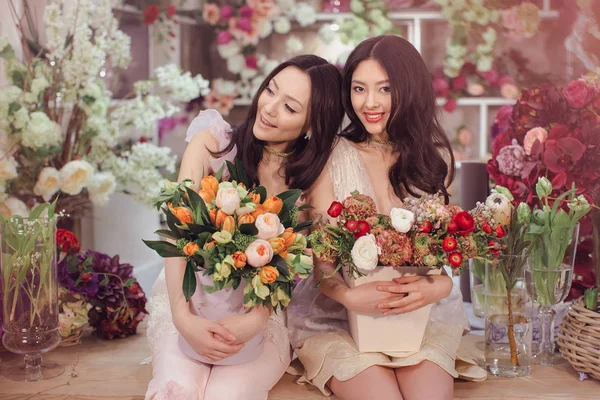 Belle donne asiatiche fioristi con mazzo di fiori nel negozio di fiori — Foto Stock