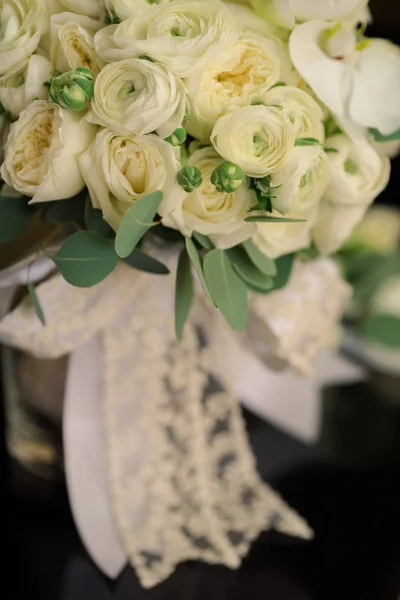 Delicato Bouquet Bianco della Sposa — Foto Stock