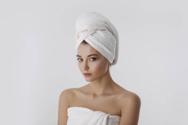 Beyaz arka planda banyo yaptıktan sonra güzel genç bir kadın.