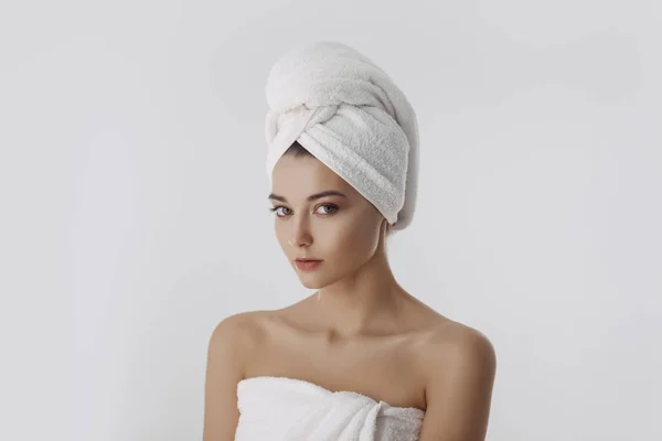 Mulher bonita após o banho no fundo branco — Fotografia de Stock
