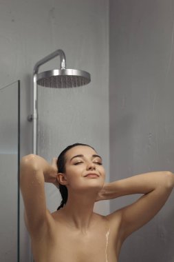 Güzel kız duş de ayakta