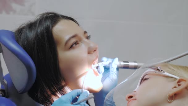 Зубной врач сверлит зуб — стоковое видео
