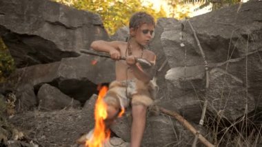 Mağara adamı, erkekçe çocuk kampında ilkel taş silah yapma