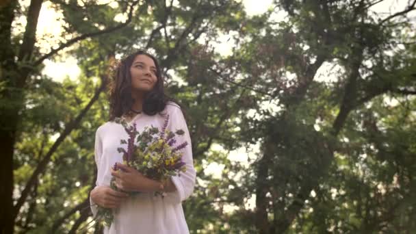 Natuurlijke schoonheid meisje met boeket bloemen buiten in de vrijheid plezier concept. — Stockvideo