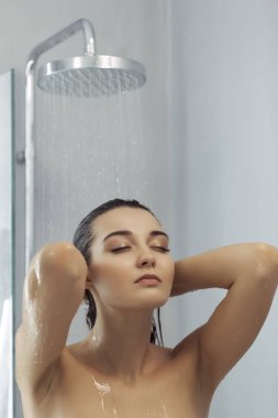 Güzel kız duş de ayakta