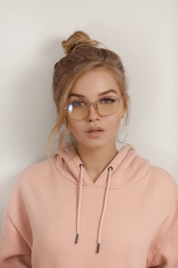 Duvarın üzerinden hipster genç kız.