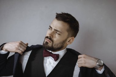 Suit içinde kendine güvenen adam soyunma.