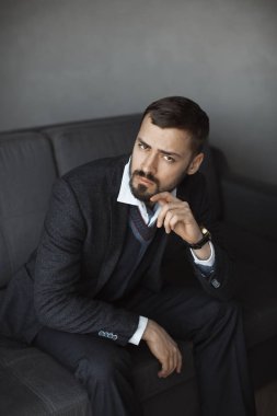 Modern bir Iş adamı. Takım elbiseli emin adam.