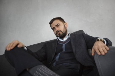 Modern bir Iş adamı. Takım elbiseli emin adam.