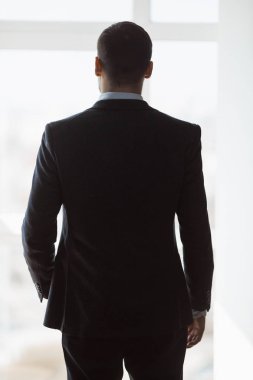 Penceredeki Süit bir adam