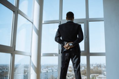 Penceredeki Süit bir adam