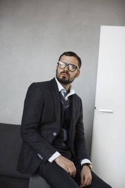 Modern bir Iş adamı. Takım elbiseli emin adam.