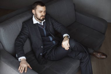 Modern bir Iş adamı. Takım elbiseli emin adam.