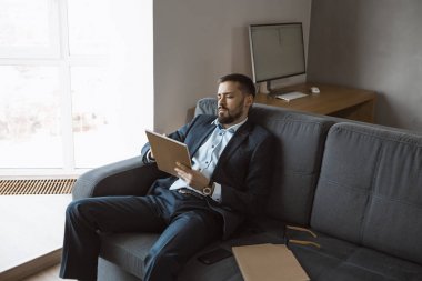 Adam ofis çalışma notları yapıyor