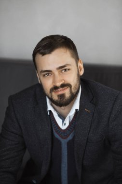 Suit kapalı mutlu adam