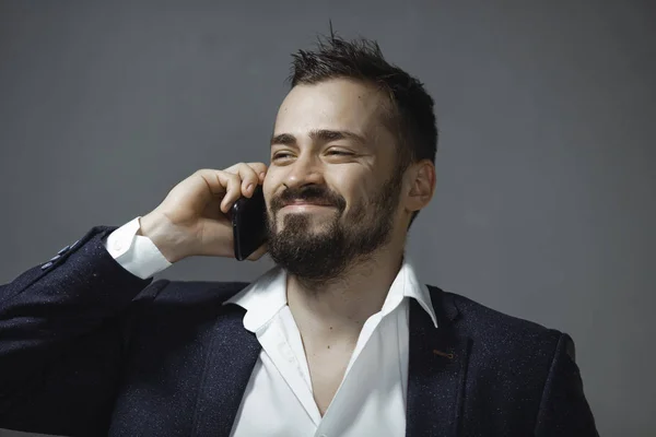 Glücklicher Mann im Anzug spricht auf Smartphone — Stockfoto