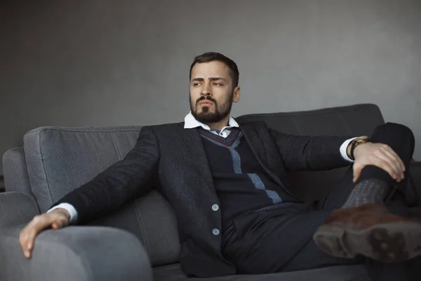 Empresario moderno. Hombre confiado en traje . — Foto de Stock