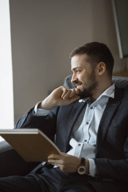 Adam ofis çalışma notları yapıyor