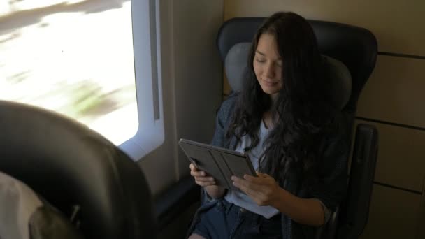 Kobieta z tabletką w pociągu — Wideo stockowe