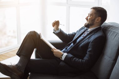 Adam ofis çalışma notları yapıyor