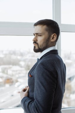 Ofiste pencere yakın işadamı.