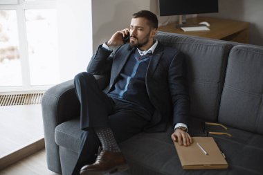 Akıllı Telefonda Konuşan Ciddi Adam