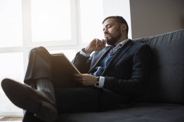 Adam ofis çalışma notları yapıyor