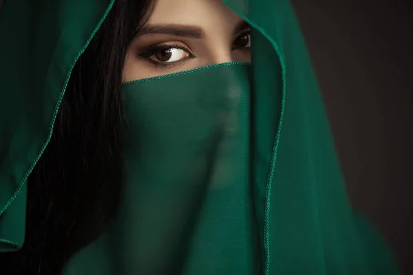 Hermosa mujer en traje tradicional — Foto de Stock