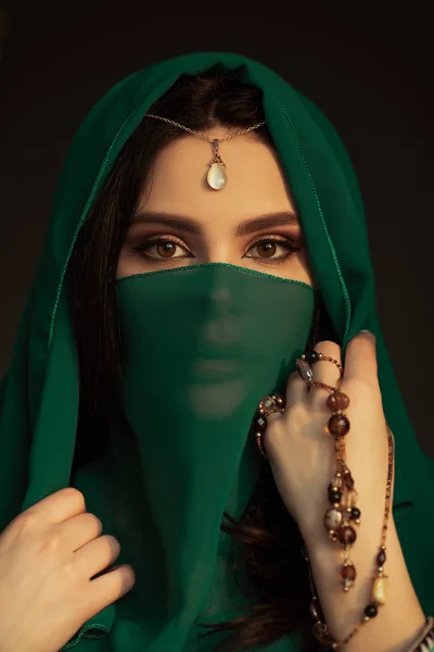 Geleneksel kostümlü güzel kadın