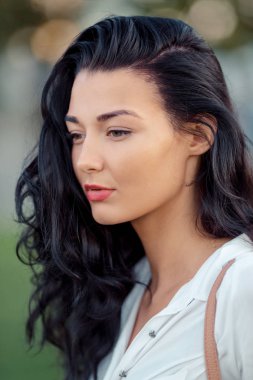 Aptal mutsuz ördek yüzlü genç kadın portresi