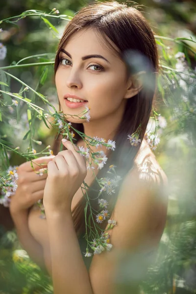 Beautiful young woman portrait in flower field — Stock Photo, Image