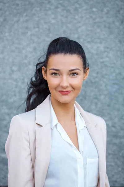 Portrait d'une jeune femme souriante — Photo