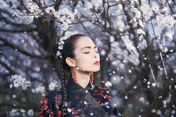 Asiatische Frau meditiert im Garten — Stockfoto