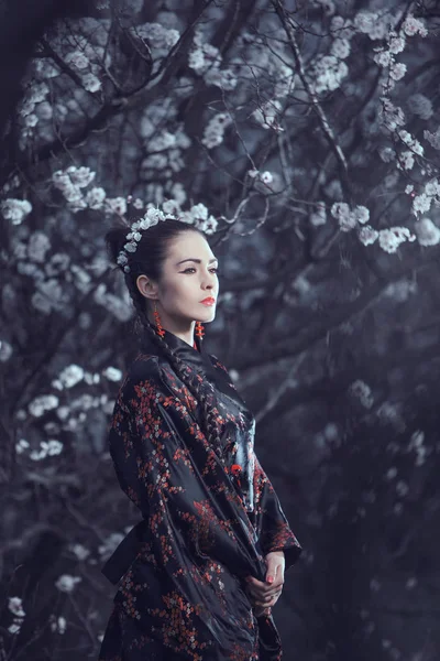 Gésa piros kimonóban sakurában. — Stock Fotó