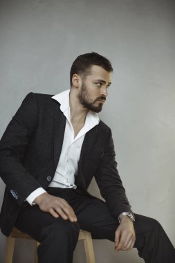 Modern bir Iş adamı. Takım elbiseli emin adam.