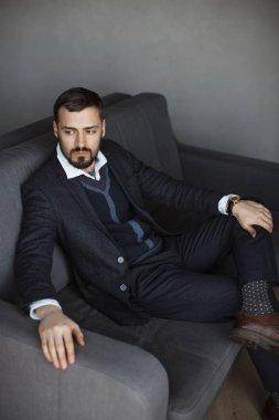 Modern bir Iş adamı. Takım elbiseli emin adam.