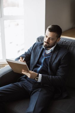 Adam ofis çalışma notları yapıyor