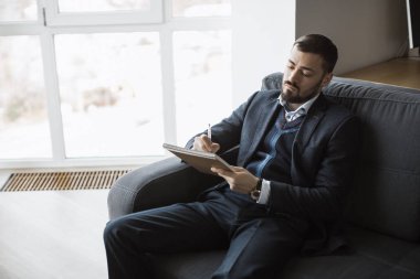 Adam ofis çalışma notları yapıyor