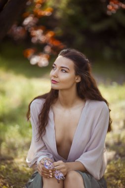 Sunny Day 'de Park 'ta kadın açık havada