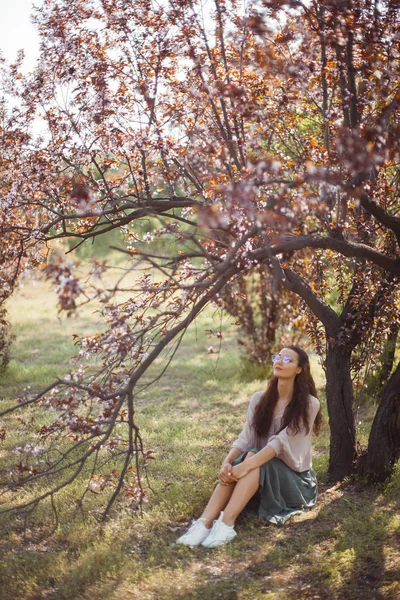 Mujer al aire libre en el parque cerca del árbol de flores de primavera —  Fotos de Stock