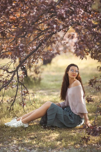 Donna all'aperto nel parco vicino all'albero dei fiori di primavera — Foto Stock