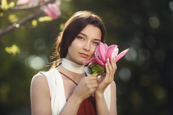 Femme avec des fleurs à l'extérieur — Photo