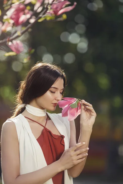 Vrouw met bloemen buiten — Stockfoto