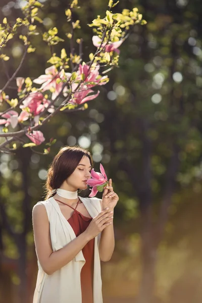 Vrouw met bloemen buiten — Stockfoto