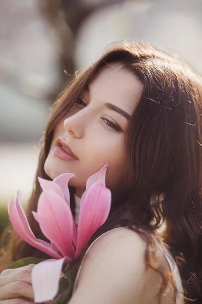 Vrouw met bloemen buiten — Stockfoto