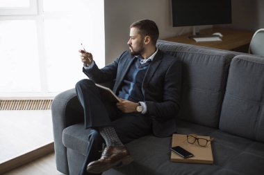 Modern bir Iş adamı. Takım elbiseli emin adam.