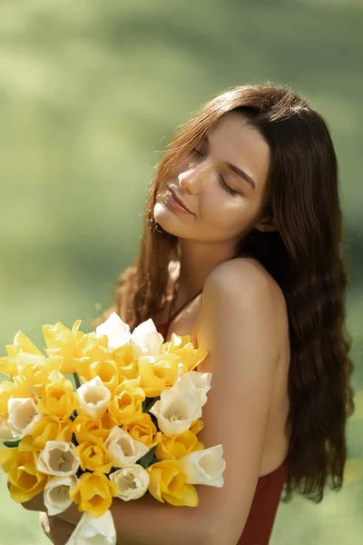 Nő csokor a tavaszi virágok a szabadban — Stock Fotó