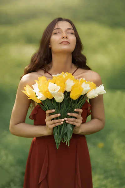 Woman with Bouquet of the Spring Flowers Outdoors — Stock Photo, Image